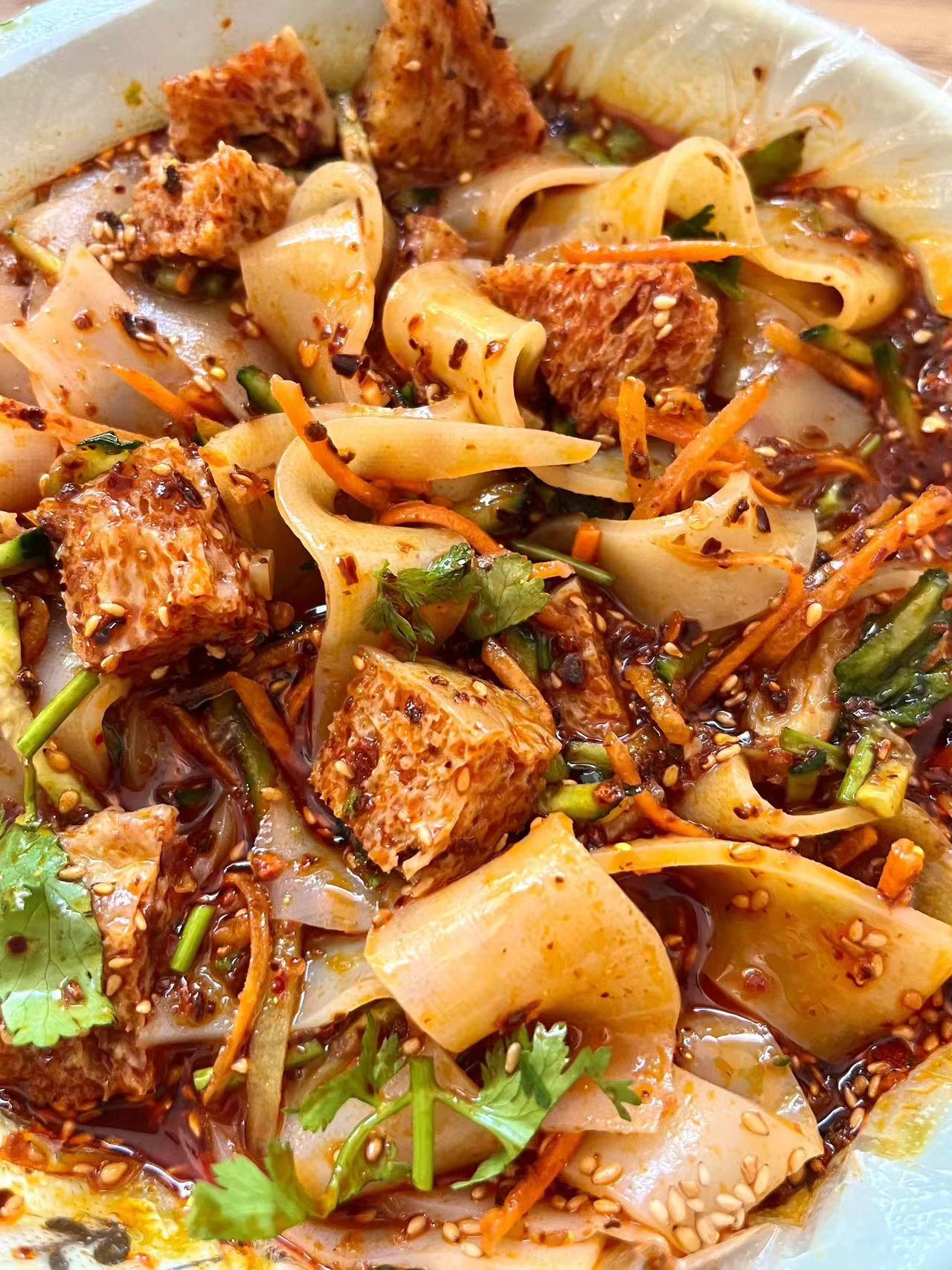 不加盟就亏了!杜小姐在西北凉皮肉夹馍酸辣粉小吃店竟然可以这么强!